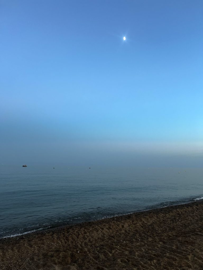 Pruga između plaže i grada u Malgrat de Maru